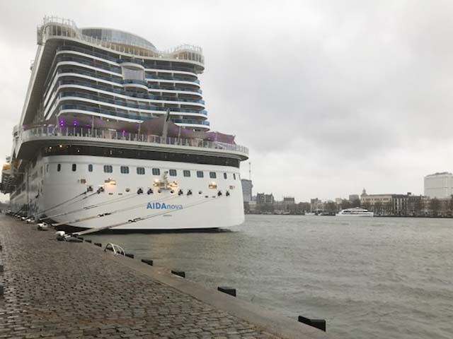 Cruiseschip ms AIDAnova aan de Cruise Terminal Rotterdam
